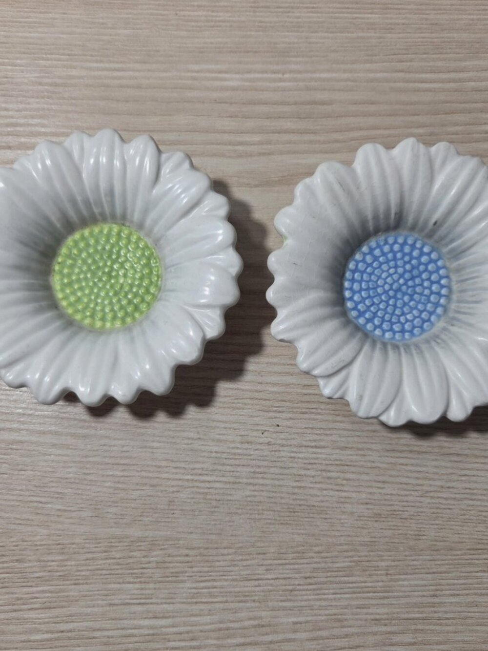 Yankee Candle NWOT Daisy Tea Light Holders 1 Blue 1 Green Centers